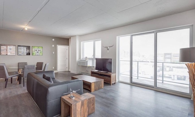 Laval Apartment | Upscale 3BR Apt: BBQ Area & Lovely Skyline Views