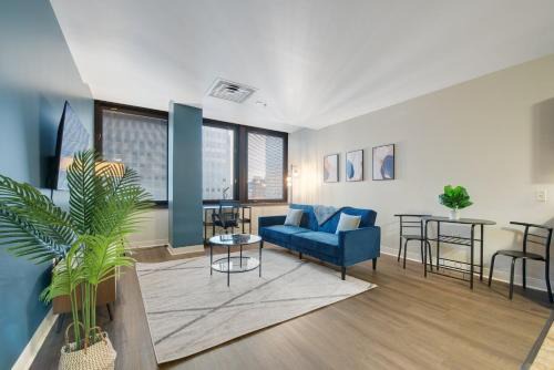 Downtown Pittsburgh Apartment | Upscale Charm PRIME LOCATION 7TH FLOOR SWEEPING CITY VIEWS FAST WIFI 24-7 Gym Lounge Roku