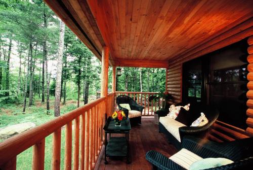 Fryeburg House | Upscale Fryeburg Cabin Hot Tub and Billiards Table!