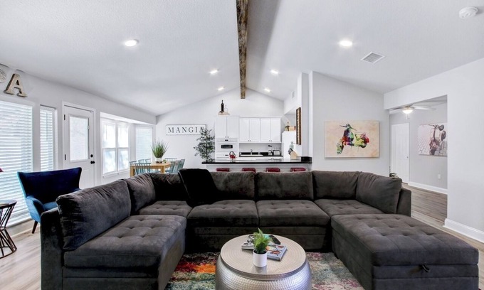 San Antonio House | Upscale Gem 5BR, 3B close to many attractions