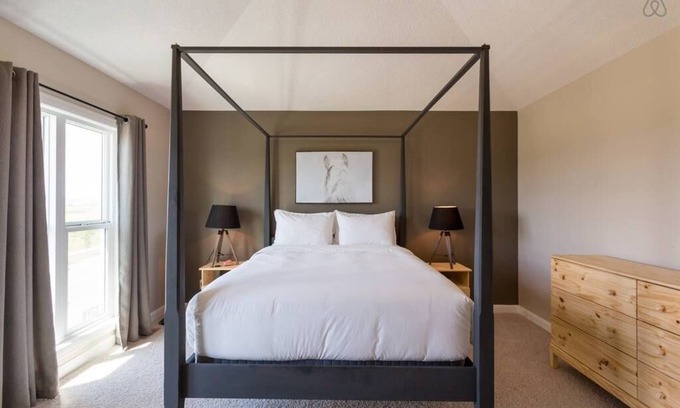Cochrane House | Upscale Modern Mountain View w/Private Sauna!