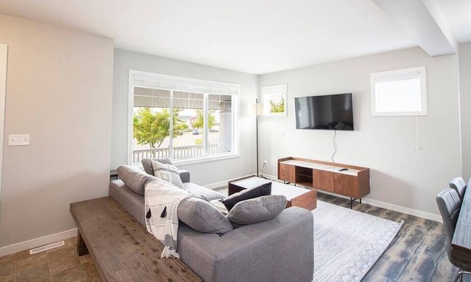 Fort Gary House | Upscale Townhouse with Parking, Wi-Fi & Laundry!
