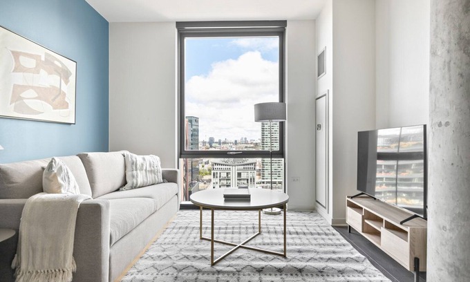 West Loop Apartment | Upscale West Loop 1BR w/W/D, Gym & Lounge, nr L, by Blueground