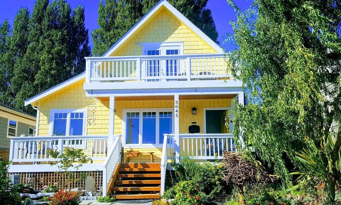 Alki House | UPSTAIRS Apt, Alki beach, historic, UPSTAIRS, Newly rebuilt, AC, W/D, fast wifi