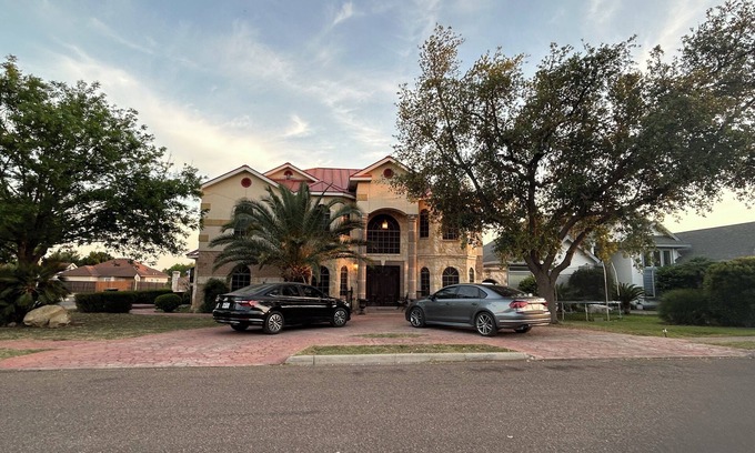 Eagle Pass House | Upstairs bar, palapa, 5 bedroom, king suite, Gig WiFi, great location