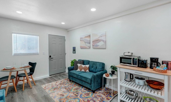 San Gabriel House | Urban Chic Hideout: King Bed, Widescreen TV, and Gourmet Kitchen - Explore the Heart of San Gabriel in Comfort!