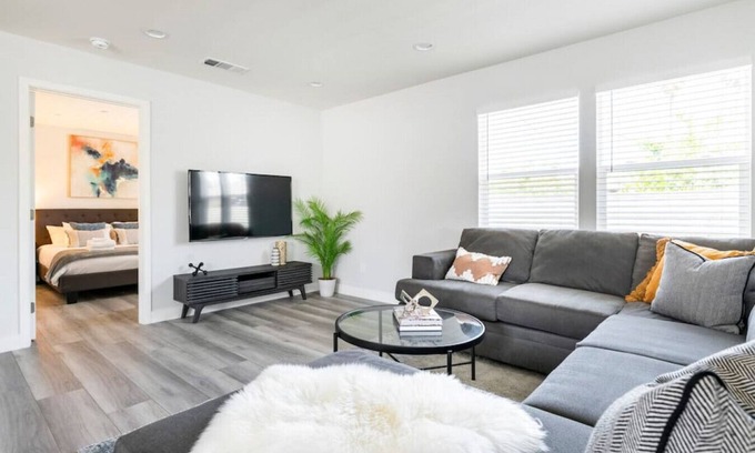 Alhambra House | Urban Comfort Back House: w/Stylish 2-Bedroom, 2-Bath Oasis with High-Speed Connectivity and Secure Parking.