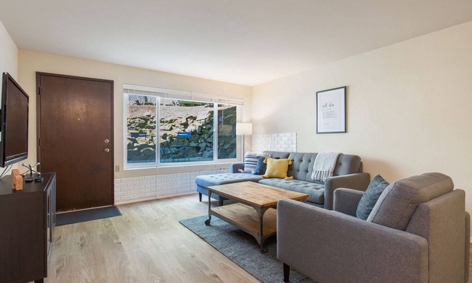 Old Ballard Condo | Urban Condo + Parking 2 Blocks to Ballard 6 Miles to Everything Seattle