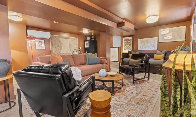 Constable Hook House | Urban Duplex Home w/Parking 20 mins from NYC, Times Square, Penn Station
