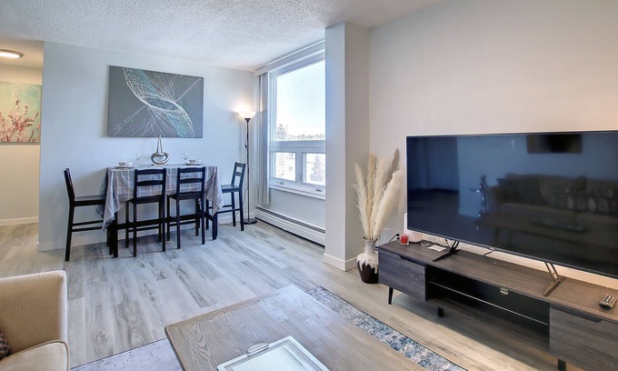 Kensington Apartment | URBAN NEST Entire Cozy condo in trendy Kensington