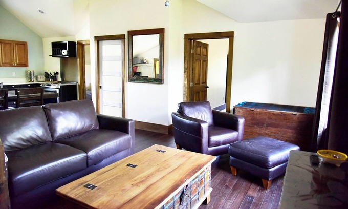 Sunnyside Cottage | Urban Oasis Guesthouse: with Hot Tub & Firepit, Highlands, sleeps 8