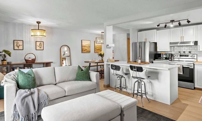 Inglewood House | Urban Sanctuary | Chic 3BR Inglewood Stay w/Yard