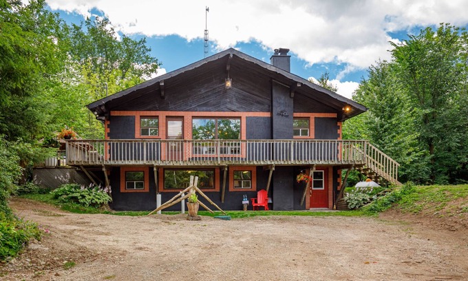Meaford Ski Chalet | UrbanChalet: Secluded 20Acres W/Pizza Oven+Firepit