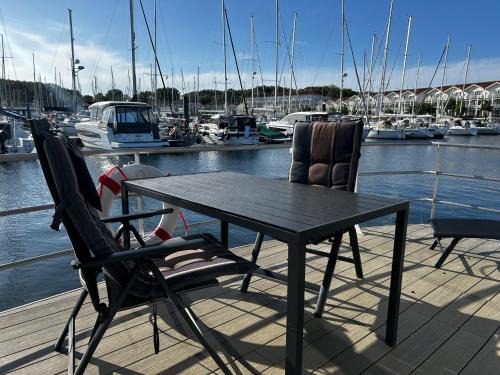 Tarnewitz House | Urlaub auf dem Wasser mit einmaligen Ausblick - WELL Hausboote Boltenhagen 10