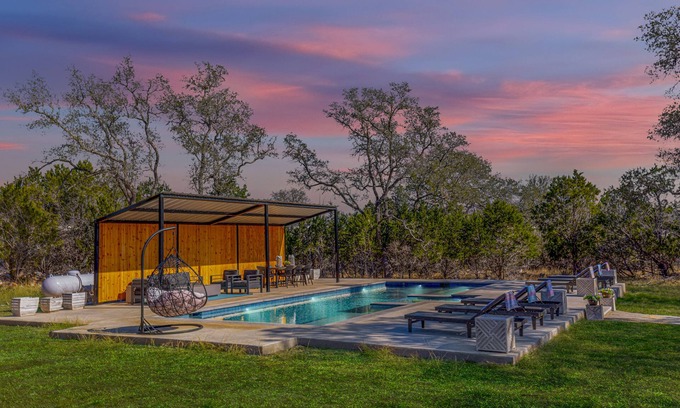 Dripping Springs House | UT Football Fave - Sleeps 18, Pool, Hot Tub