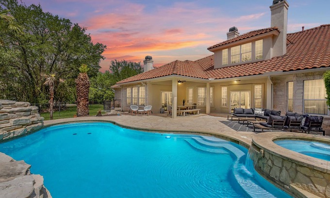 Hudson Bend House | UT Football Fave - Pool, Hot Tub, Fire Pit, More!