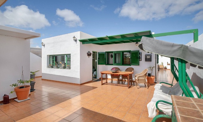 Los Cocoteros House | Vacation Home 'La Casa De Maika' with Private Terrace, Private Garden and Wi-Fi
