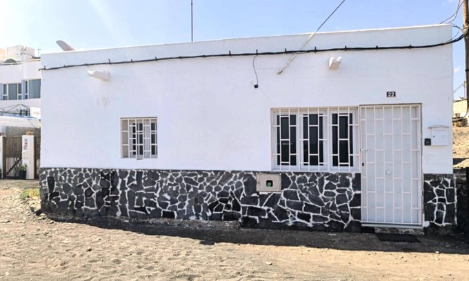 Puerto del Rosario Apartment | Vacation Apartment 'La Casita De La Playa' with Sea View, Wi-Fi and Air Conditioning