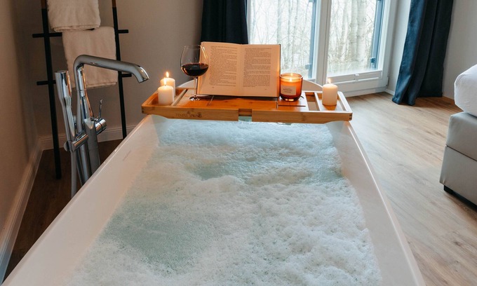 Ratzeburg Apartment | Vacation apartment between forest and lake with free-standing bathtub