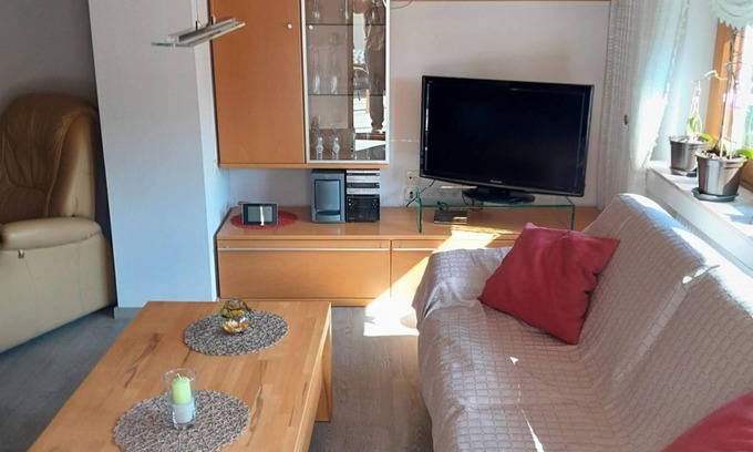 Altenkirchen Apartment | Vacation apartment with spacious sunbathing lawn long stay - Ferienwohnung Hombitz