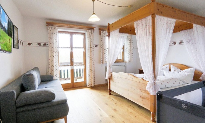 Segeten Apartment | Vacation apartment "Hochzeitszimmer" with balcony and view over the beautiful low mountain range