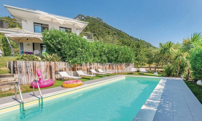 Gaino Apartment | Vacation apartment in three-family house with shared swimming pool and large garden 4 km from Toscol