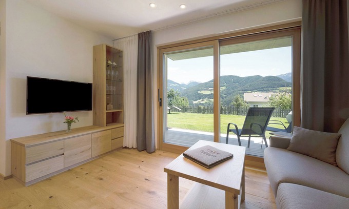 Feldthurns Apartment | Vacation Apartment "Teutenhofer Kastanie" on the Farm with Mountain View