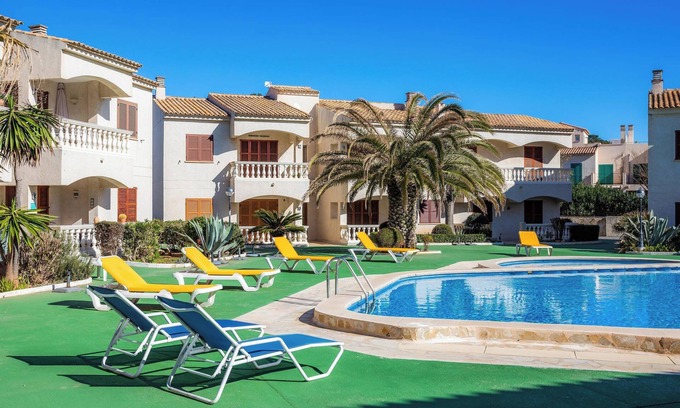 Es Pelats House | Vacation Home "Can Nogueras" with Wi-Fi, Balcony, Terrace, Shared Pool and Garden