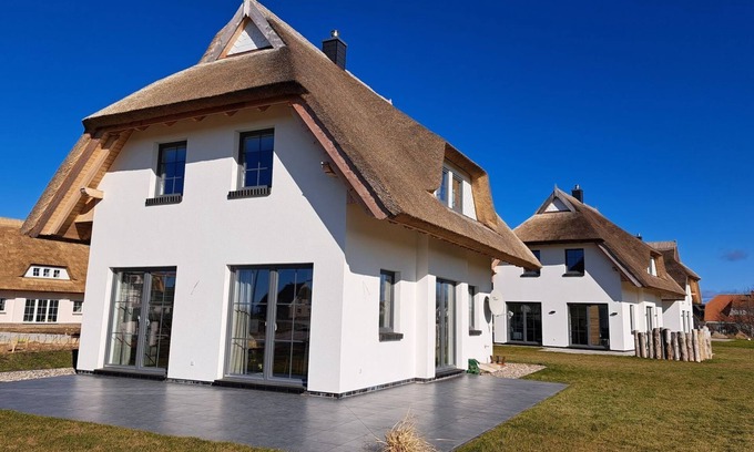 Dranske House | Vacation home "Distelfink" in Dranske/Lancken - thatched roof house with Bodden view,