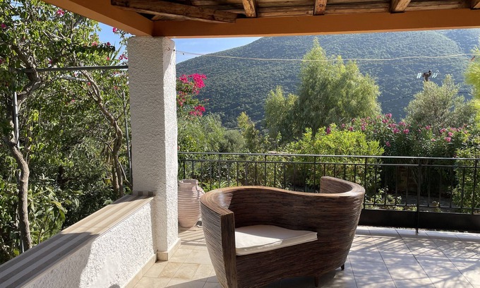 Vasilitsion House | Vacation Home "Divas Gartenhaus" with Sea, Mountain and Village View