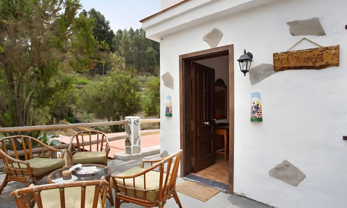 Icod de los Vinos House | Vacation Home 'Ca Aurora' with Mountain View, Shared Terrace and Wi-Fi