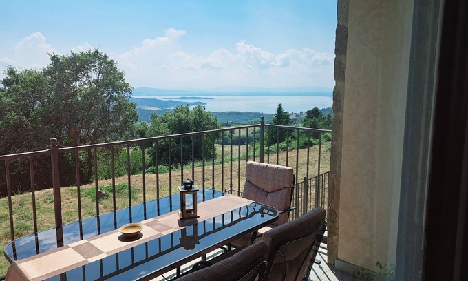 Castel Rigone House | Vacation Home La Perla del Lago-All the comfort of your own home with a lake view!