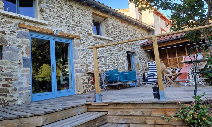 Auzon House | Vacation Home 'La Maison du Vigneron' with Mountain View, Tennis Court & Wi-Fi