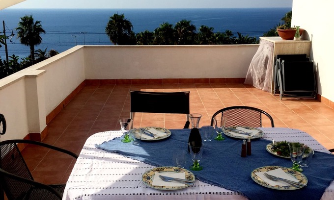 Santa Domenica House | Vacation home near Tropea in Calabria, located directly on the cliffs.