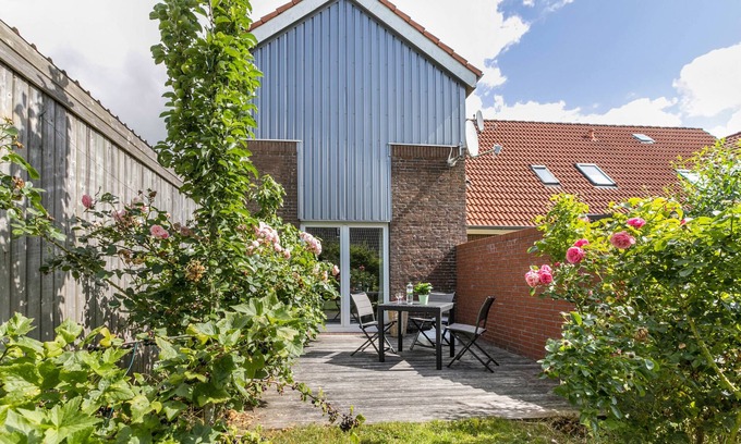 Niebuell House | Vacation Home "Niebüllhus" with Private Terrace & Wi-Fi