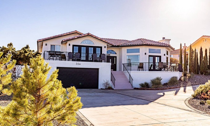 Greenehaven House | Vacation Home: Overlooks Lake Powell, Near Horseshoe Bend & Antelope Canyon