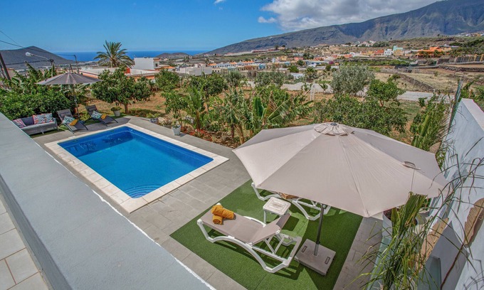 Arafo House | Vacation Home 'Piscina Climatizada' with Sea View, Private Pool and Wi-Fi