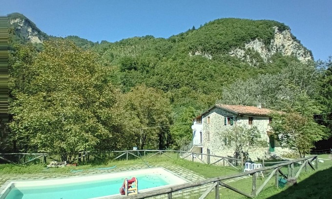 Gallicano House | Vacation Home "Relais In Spa La Grotta Del Vento" with Mountain View, Shared Pool & Wi-Fi