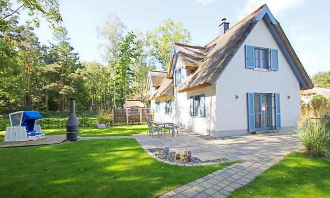 Glowe House | Vacation home Stranddistel - close to the beach, thatched roof, with garden, sauna, dog-friendly