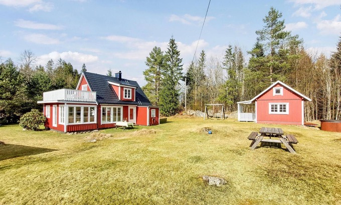 Osby House | Vacation home with outdoor jacuzzi in the middle of the forest