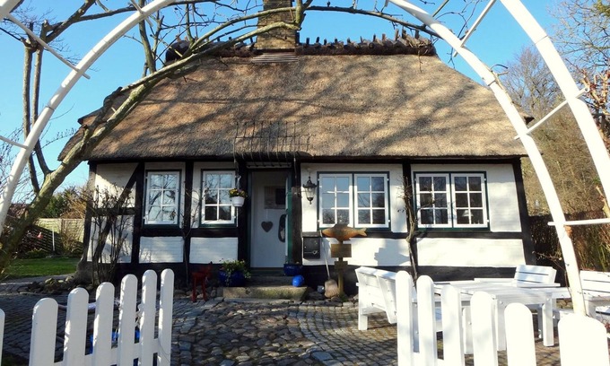 Ellenberg House | Vacation in the listed thatched-roof half-timbered house "Rikate" in Kappeln on the Schlei, high-quality and with a view of the Schlei in the home of the country doctor