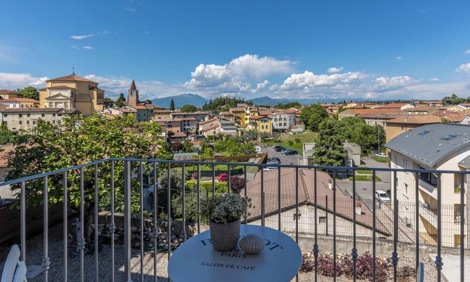 Castelnuovo del Garda House | Vacation Home 'Homely Feeling' with Wi-Fi, A/C, Balcony & Garden