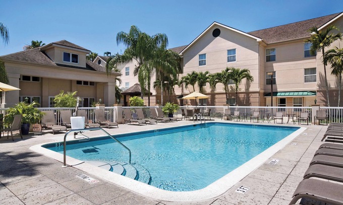 Villas Hotel | Vacation Starts Here! 3 Great Units, BBQ Facilities, Near Eagle Ridge Golf Club!