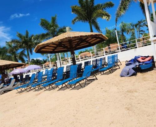 Discovery Bay Apartment | VaeTropicalParadise Free Beach & Pool Access