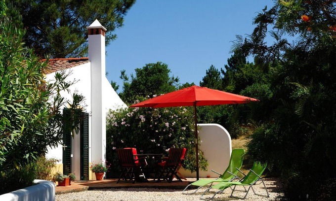 Abris House | Vale do Guizo Casa Nascente, comfortable countryside home, close to the sea