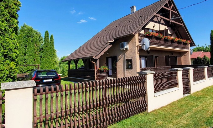 Balatonmariafurdo House | Varga Gardens I., vacation home near the beach with air conditioning and WLAN