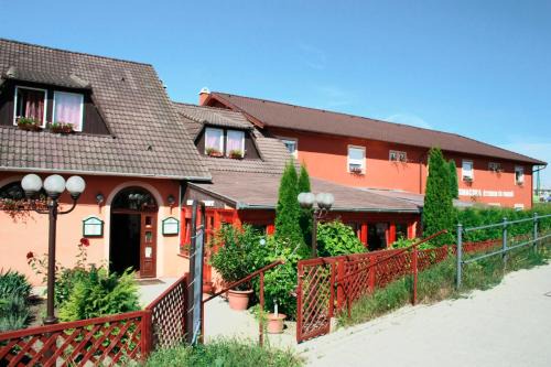 Komarom House | Vasmacska Panzió