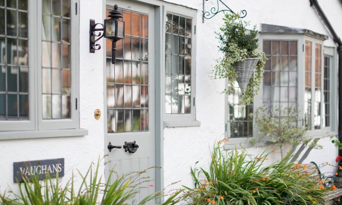 Shere Apartment | Vaughans of Shere - Stunning central village apartment