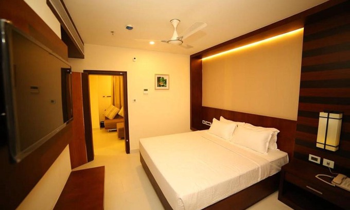 Perintalmanna Hotel | Vavas Inn & Suites