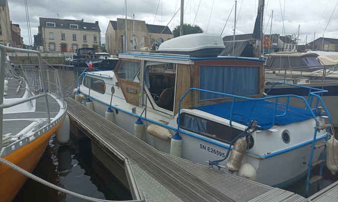 Redon Boat Rental | Vedette hollandaise 9m a quai a l'entrée de Redon
